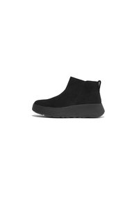Botines de ante negro con puntera redondeada y acabado texturizado. Incluyen una lengüeta de agarre y una suela gruesa y acolchada de goma negra.