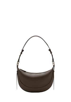 Sac à épaule en cuir marron avec une forme courbée, une sangle fine et des accents en métal doré. Fini texturé avec une fermeture éclair.