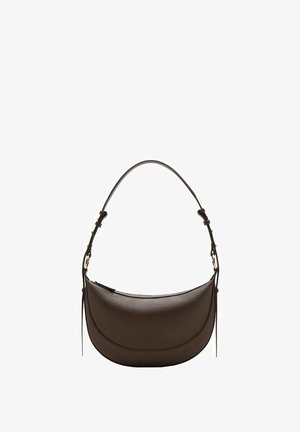 Sac à épaule en cuir marron avec une forme courbée, une sangle fine et des accents en métal doré. Fini texturé avec une fermeture éclair.