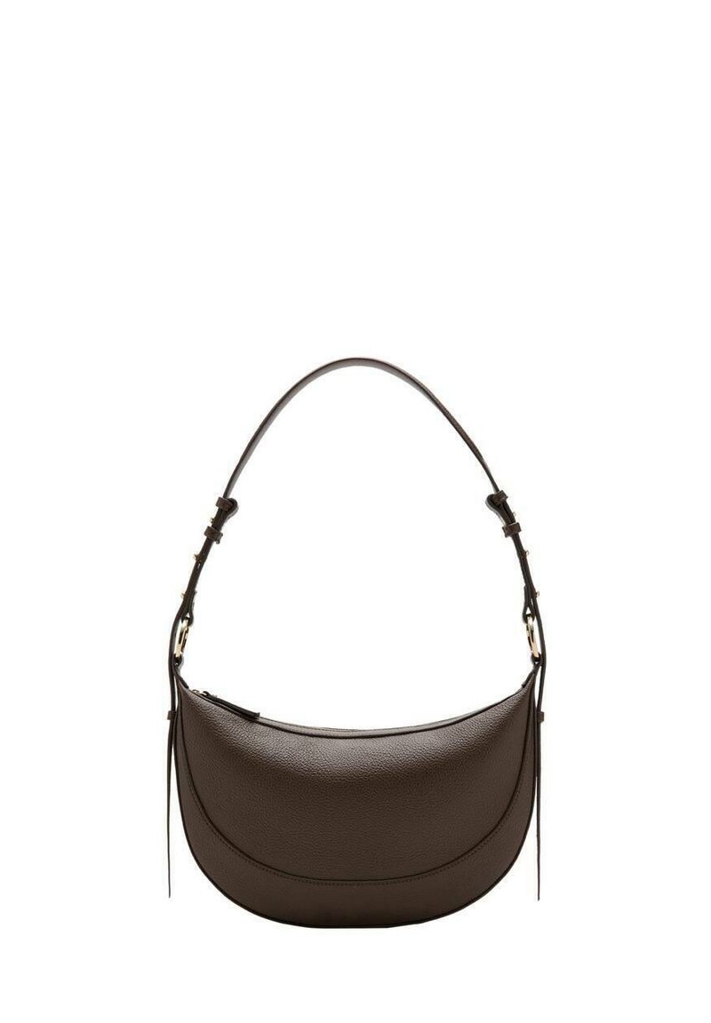 Bolso de hombro de cuero marrón con forma curva, correa delgada y acentos de herrajes en tono dorado. Acabado texturizado con cierre de cremallera.