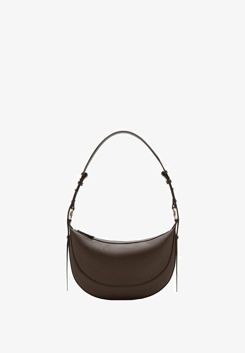 Bolso de hombro de cuero marrón con forma curva, correa delgada y acentos de herrajes en tono dorado. Acabado texturizado con cierre de cremallera.