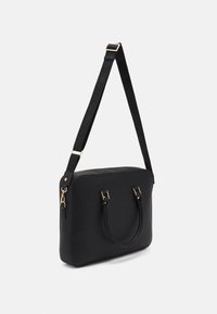 Musta kannettavan tietokoneen laukku, jossa on kullanväriset metalliosat. Läppärissä on kaksi kahvaa ja irrotettava olkahihna. Pinta on sileä, muoto suorakaiteenmuotoinen, ja siinä on vetoketjullinen sulkeminen.