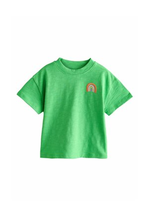 Grøn bomulds T-shirt med korte ærmer og rund halsudskæring. Har et lille regnbuebroderi på venstre brystområde.