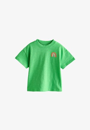 Grøn bomulds T-shirt med korte ærmer og rund halsudskæring. Har et lille regnbuebroderi på venstre brystområde.