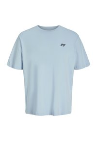 T-shirt en coton bleu clair avec un col rond et des manches courtes, arborant un petit logo noir sur la partie gauche de la poitrine.