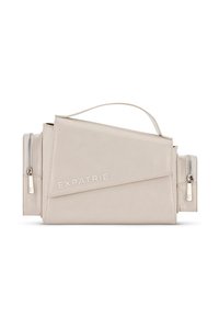 Beige Tasche aus Kunstleder mit Griff oben, Überschlagklappe und zwei seitlichen Reißverschlüssen. Verfügt über ein geprägtes Logo und eine glatte Textur.