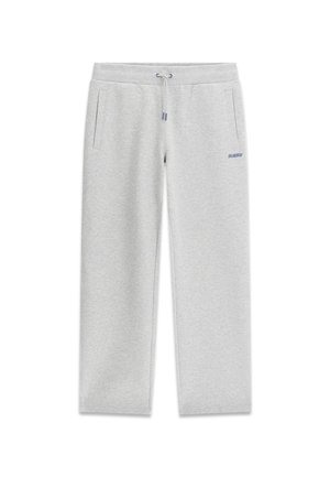 Jasnoszare spodnie dresowe wykonane z miękkiego materiału, z elastycznym pasem ze sznurkiem, dwoma bocznymi kieszeniami oraz małym, niebieskim logo.