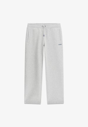 Jasnoszare spodnie dresowe wykonane z miękkiego materiału, z elastycznym pasem ze sznurkiem, dwoma bocznymi kieszeniami oraz małym, niebieskim logo.