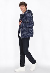 Mo Jachetă subțire - navy/multicolor