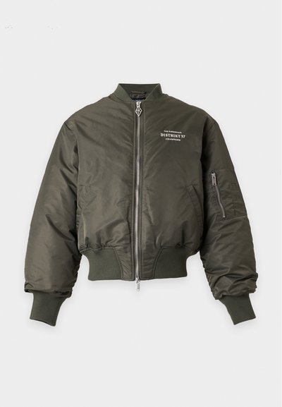 Μπουφάν bomber ελιάς με ribbed μανσέτες και μέση, φερμουάρ μπροστά, φερμουάρ σε τσέπη μανικιού και λευκό κείμενο λογότυπου στο αριστερό στήθος.
