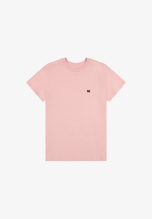 Camiseta de algodón rosa claro con mangas cortas, cuello redondo y un pequeño logotipo en azul marino en el lado izquierdo del pecho. Textura suave, corte regular.