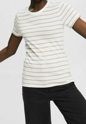 Hvid kortærmet t-shirt med tynde beige horisontale striber. Har en rund halsudskæring og en tætsiddende pasform, lavet af blødt bomuldsstof.
