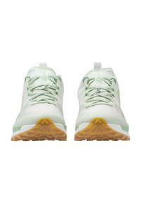 Lichtgroene sport schoenen met een gestructureerde mesh bovenkant, versterkte neus, platte veters en een rubberen zool met een multidirectioneel loopvlak.