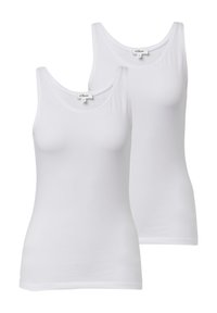 Twee witte tanktops gemaakt van zachte, rekbare stof. Elke heeft een ronde halslijn en geen mouwen. Eenvoudig ontwerp zonder patronen of accenten.