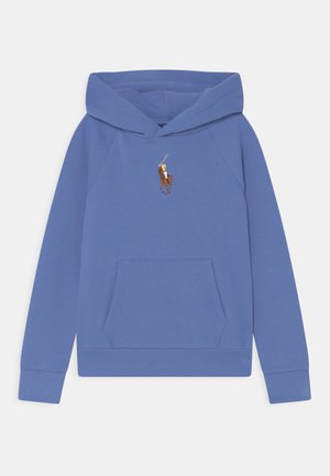 Sweat à capuche bleu avec poche avant et petit logo brodé de joueur de polo centré sur la poitrine.