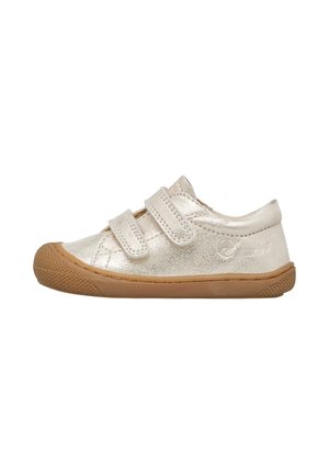 Chaussures synthétiques dorées légères avec une finition texturée, dotées de deux bandes velcro, d'un bout rond et d'une semelle en caoutchouc flexible.