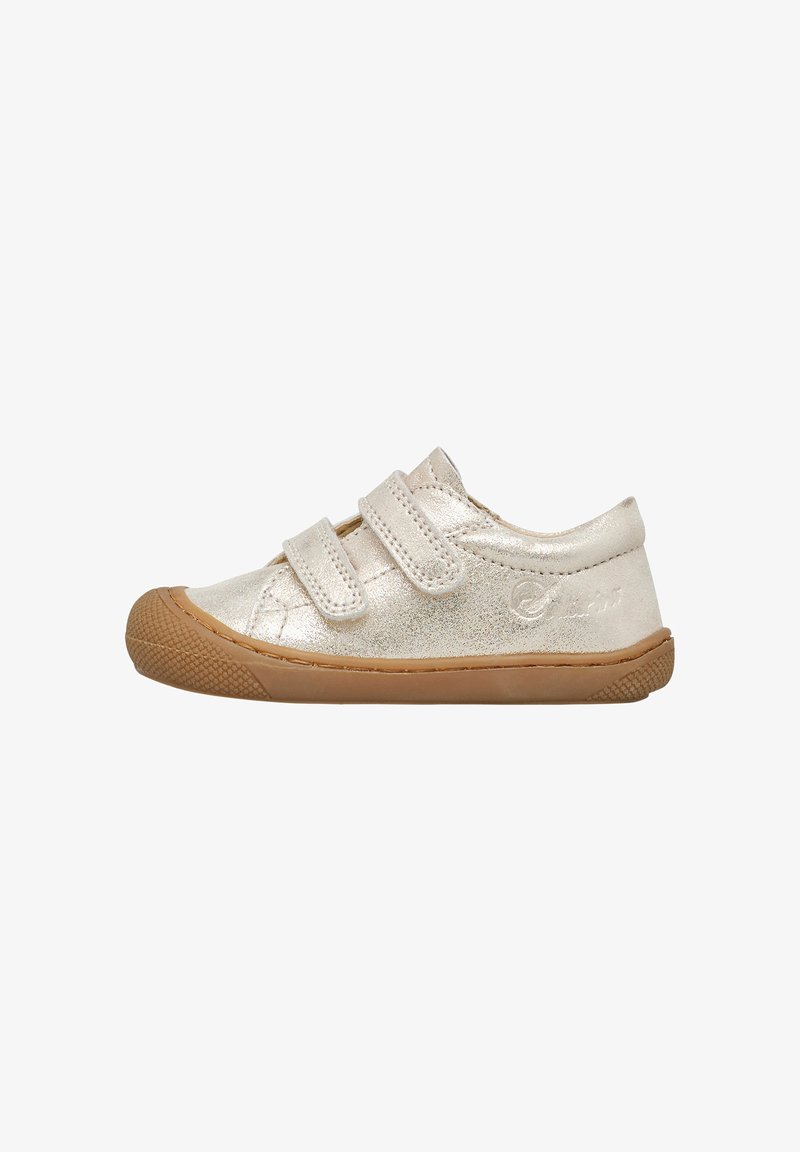 Svetle zlaté syntetické boty s texturovaným povrchem, které mají dva suché zipy, kulatou špičku a flexibilní gumovou podrážku.