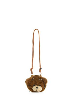 Bolso cruzado de peluche marrón con forma de oso de peluche, con hocico beige, ojos y nariz negros, colgado de una larga correa roja a rayas con nudos.