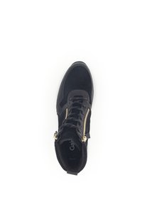 Sorte ruskind sneakers med guld lynlåse, med rund tå og snørebånd foran. Tekstureret overdel og polstret inderside for komfort.