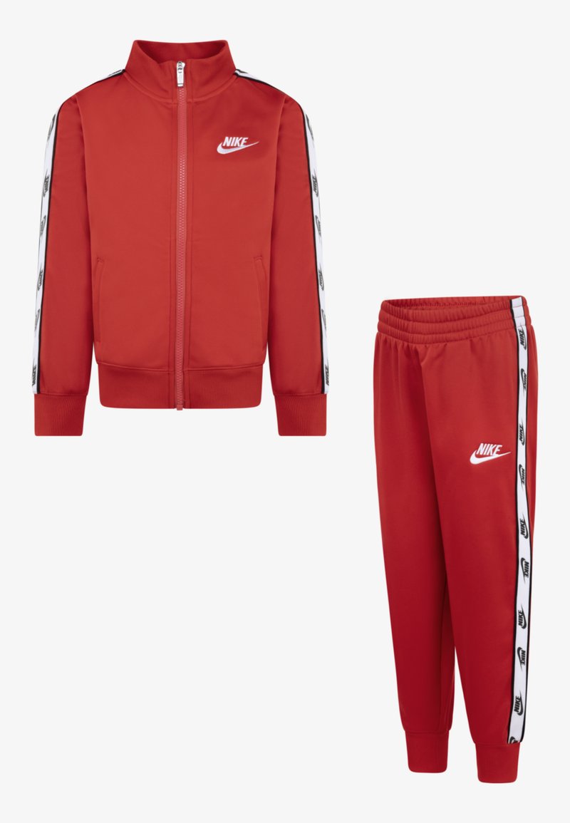Giacca e pantaloni sportivi rossi realizzati in tessuto liscio. La giacca presenta il logo Nike bianco e strisce laterali; i pantaloni hanno una vita elastica.