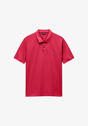 Camisa polo roja de manga corta con cuello, dos botones negros y un pequeño logo bordado y bandera en el lado izquierdo del pecho.