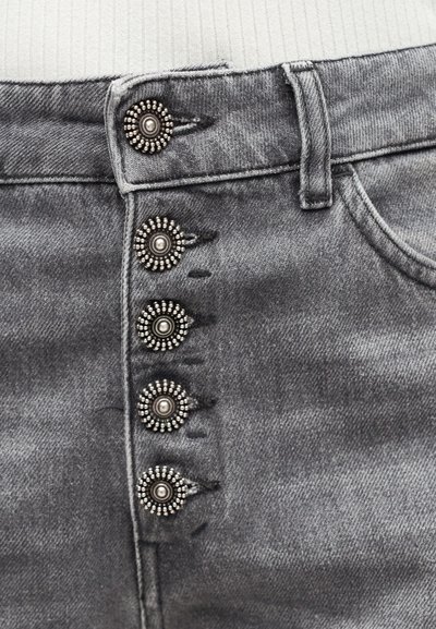 Γκρι τζιν παντελόνι από τζην ύφασμα με πέντε διακοσμητικά μεταλλικά κουμπιά σε κάθετη σειρά και θηλιά ζώνης στη μέση.
