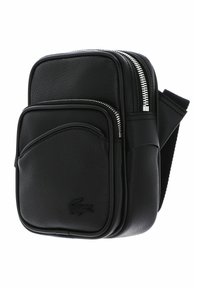 Čierna kožená crossbody taška s viacerými zipsovými oddeleniami, hladkou textúrou a výrazným embosovaným logom vpredu.