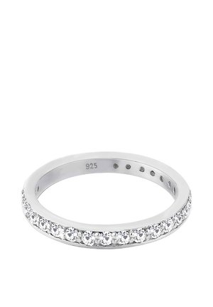 Bague en argent avec une rangée de petits cristaux transparents incrustés autour de la surface extérieure, marquée "925" à l'intérieur de la bague.