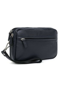 Zwarte leren schoudertas met een gestructureerde afwerking, ritsluiting en afneembare schouderband. Voorzien van een voorvak voor extra opbergruimte.