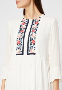 Pieces Denní šaty - off-white
