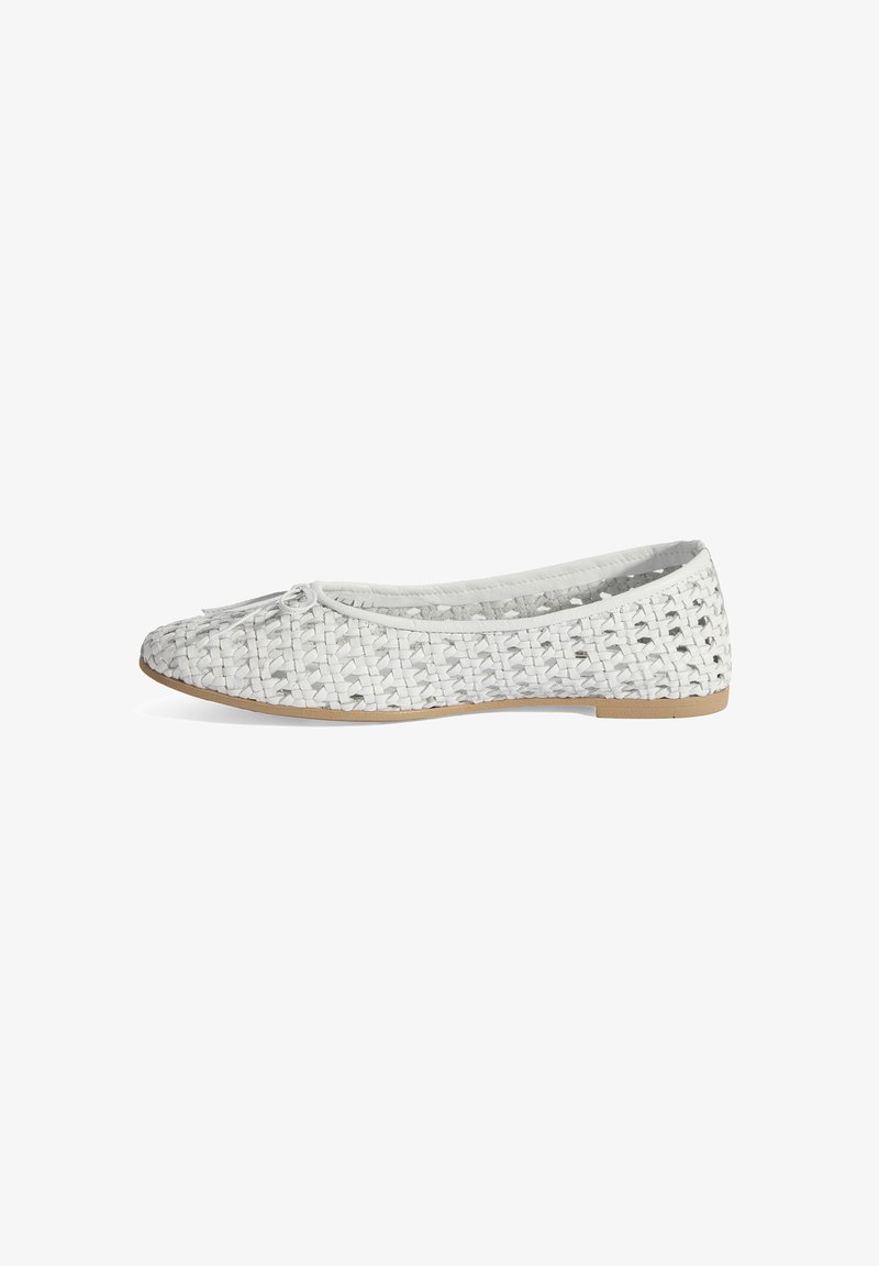 Weiße geflochtene Ballerinas mit runder Zehenpartie, ausgestattet mit einem weichen Innenfutter und einer flachen Gummisohle in Tan. Keine sichtbaren Beschläge oder Verzierungen.