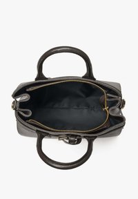 Szara skórzana torebka z dwoma krótkimi uchwytami i zamknięciem na zamek błyskawiczny. Wnętrze jest wyłożone czarnym materiałem, ozdobionym złotym suwakiem.