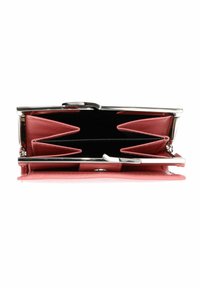 Billetera de cuero rosa con un marco de metal plateado, que cuenta con múltiples ranuras para tarjetas de crédito y un interior suave y texturizado.