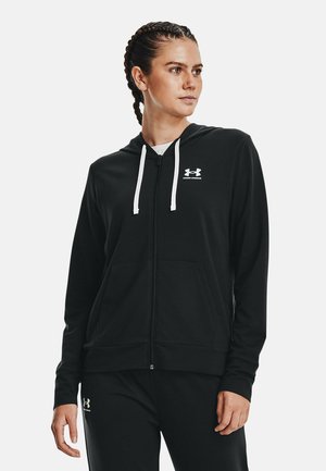 Zwarte zip-up hoodie van zachte stof, met een voorrits, witte trekkoorden en handzakken, voorzien van een logo op de borst.
