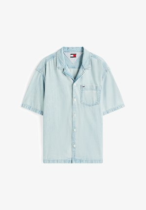 Jasnoniebieska koszula z krótkim rękawem, wykonana z denimu, z zapinaniem na guziki z przodu, z kołnierzykiem, pojedynczą kieszonką na piersi, subtelną fakturą i przeszytymi krawędziami.
