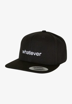 Sort snapback-kasket med flad skygge, der har hvidt broderet tekst "whatever" på fronten. Fremstillet af struktureret stof med et tekstureret design.