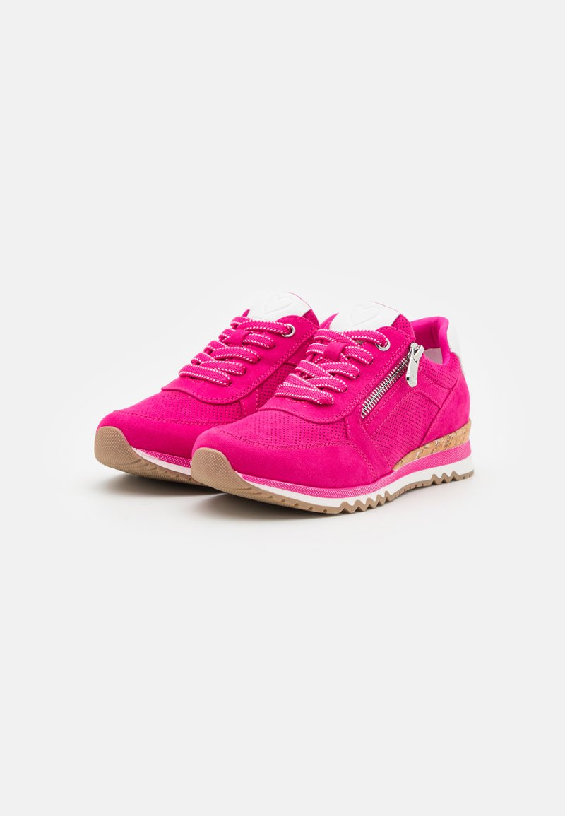 Sneaker in suede rosa con superficie texturizzata, lacci bianchi, cerniera laterale e suola in gomma rigata di colore chiaro.