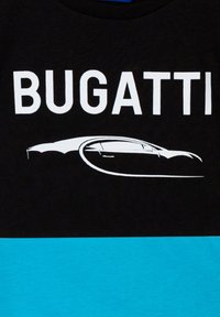 T-shirt in cotone nero con la scritta "BUGATTI" in bianco bold, accompagnata da un'illustrazione minimalista di un'auto sopra. La parte inferiore della maglietta è di colore turchese.