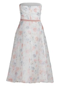 Květinové šaty bez ramínek s bílým pozadím a pastelovými růžovými a modrými květy. Mají přiléhavý korzet a splývavou sukni.
