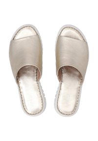 Metalliske guld slip-on sandaler med en bred øverste rem, hvid struktureret sål og glat indvendig foring, designet til nem påtagning.
