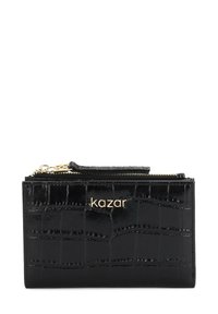 Portofel din piele patent neagră, cu textură embosată de crocodil, închidere cu fermoar și logo aurit. Formă compactă, rectangulară, cu un design elegant.