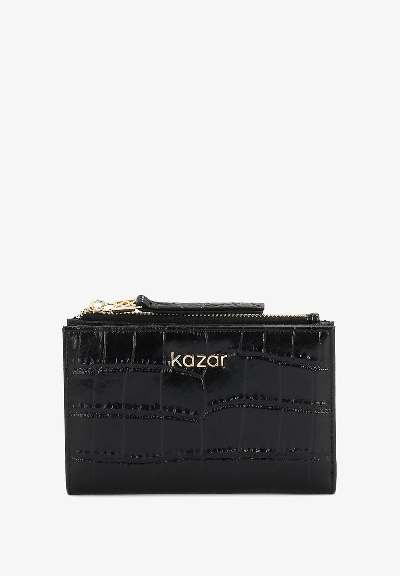 Portofel din piele patent neagră, cu textură embosată de crocodil, închidere cu fermoar și logo aurit. Formă compactă, rectangulară, cu un design elegant.