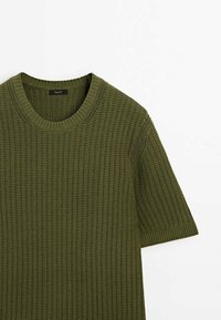 Pull en maille vert olive à manches courtes avec encolure ronde côtelée et motif gaufré vertical texturé sur fond blanc.