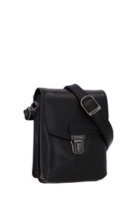 Borsa a tracolla in pelle nera con chiusura a pattina, hardware in argento e tracolla regolabile. Presenta una texture liscia e un design minimalista.