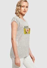 Merchcode SILENT SIGN COMIC EXTENDED SHOULDER  - T-shirts med print - heather grey