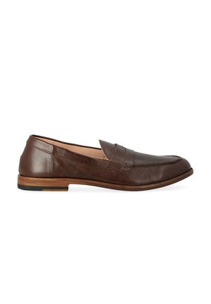 Mocassino da uomo in pelle marrone con suola in legno e tacco basso nero, stile slip-on, dettagli cuciti sulla tomaia.