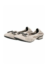 Beige Wildleder Ballerinas mit einem niedrigen schwarzen Absatz, versehen mit einer dekorativen silberfarbenen Kettenakzent im Zehenbereich und weichen, abgerundeten Kanten.