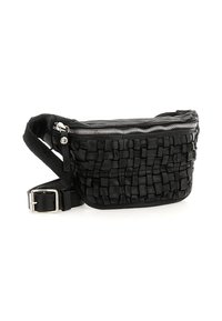 Marsupio in pelle nera con texture intrecciata, zip argentata e tracolla regolabile con fibbia su uno sfondo bianco.