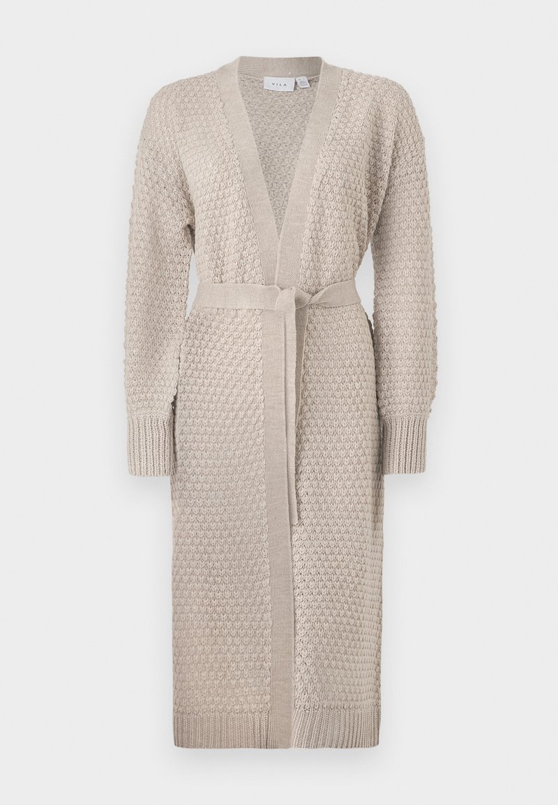 Long gilet en tricot beige avec un motif texturé, devant ouvert, manches larges et une ceinture assortie à la taille.