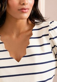 Love & Roses REGULAR FIT - SCALLOP NECK LONG SLEEVE  - Hosszú ujjú felső - navy and ivory stripe